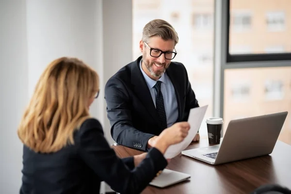 Wykres wzrostu przychodów firmy e-commerce